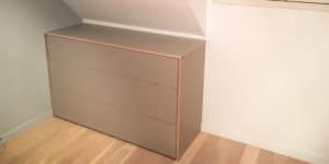 Commode en mélaminé gris taupe et châtaignier