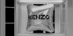 vitrine en bois avec ballon KENZO