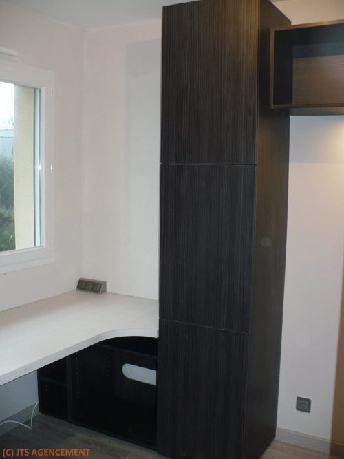 Bureau, armoire, prises