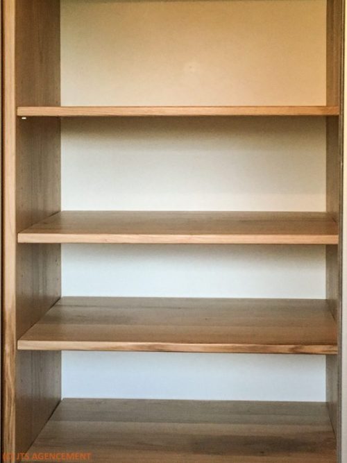 gros plan tablettes en châtaigner