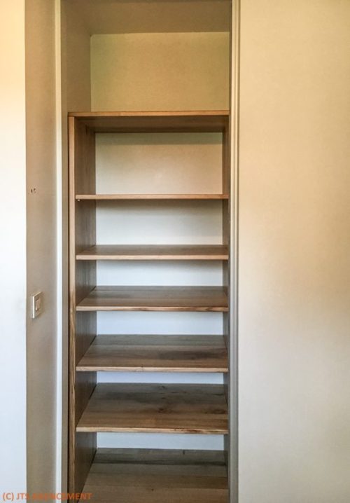 étagères en châtaigner