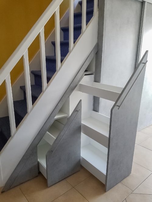 agencement sous escalier : tiroirs ouverts