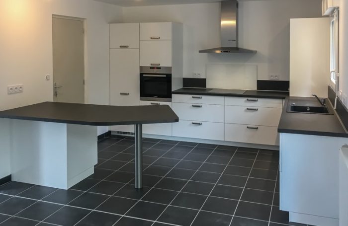 Cuisine sur mesure : blanc brillant et gris anthracite