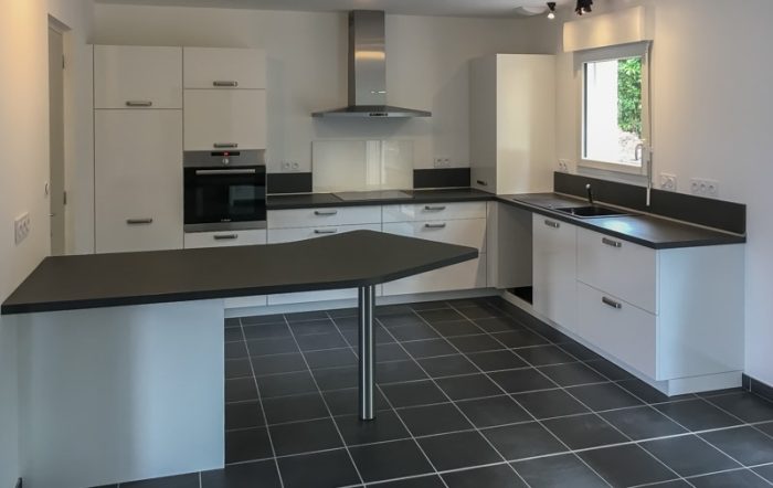 CUISINE A LASSY Cuisine à Lassy : blanc brillant et gris anthracite