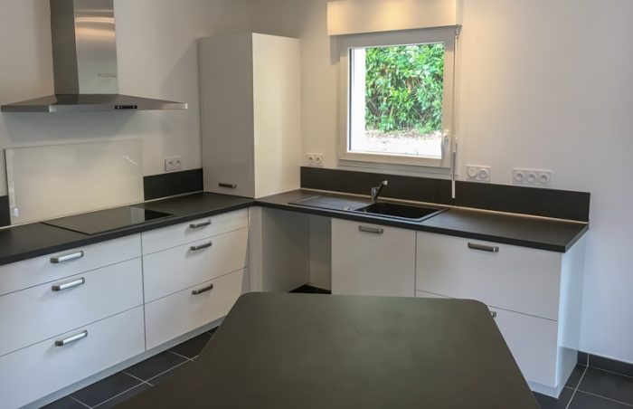 Cuisine sur mesure : blanc brillant et gris anthracite