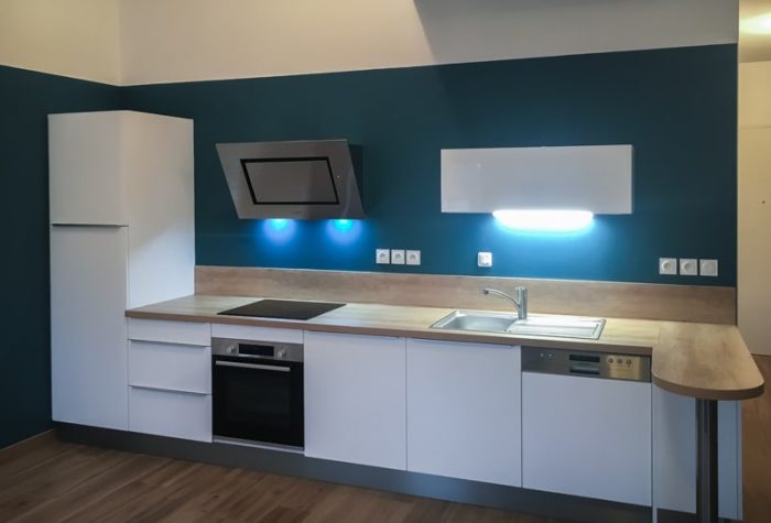 CUISINE A RENNES Cuisine blanc brillant et bois clair