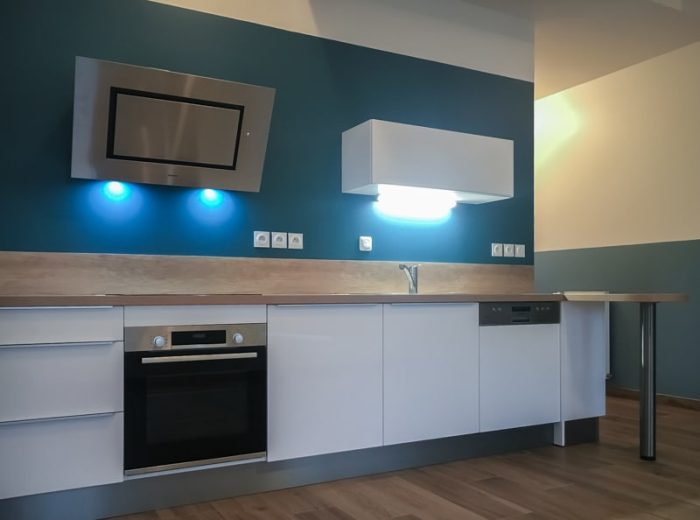 Cuisine blanc brillant et bois clair