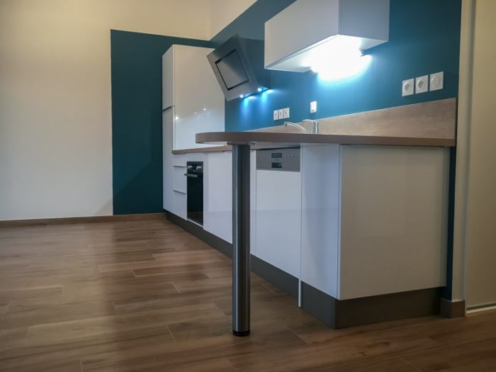 Cuisine blanc brillant et bois clair