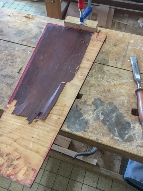 Retrait du placage abîmé