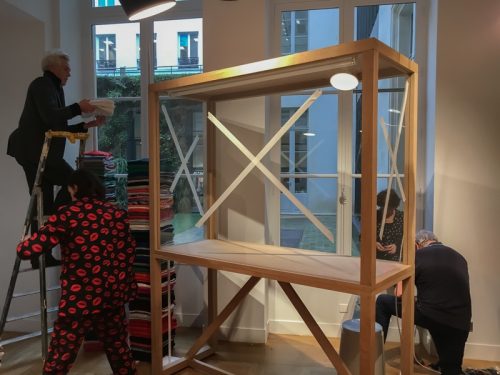 mise en place du showroom Kenzo : designers et agences au travail