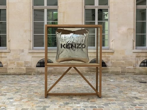 vitrine en chêne avec ballon Kenzo dans la cour