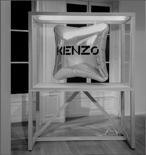 VITRINES vitrine avec ballon Kenzo à l'entrée du showroom