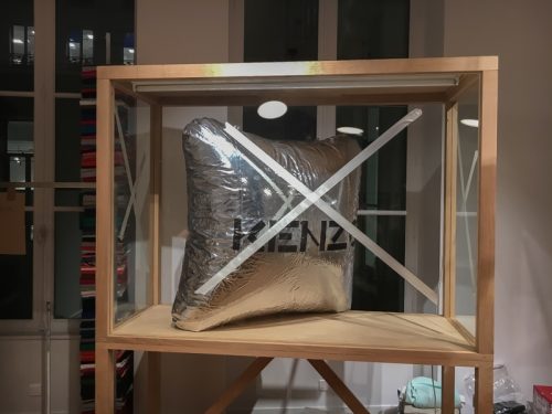 ballon Kenzo dans une vitrine éclairée