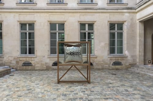 vitrine ballon Kenzo dans la cour