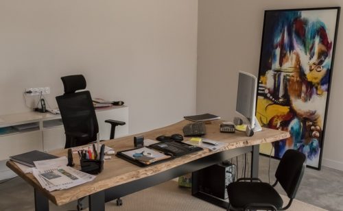 un bureau bois métal très spacieux