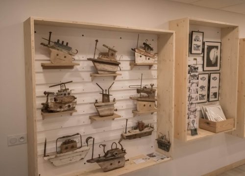 Exemple d'exposition murale de créations artistiques