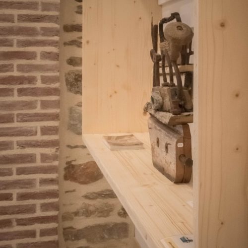 brique, pierre et bois : gros plan sur l'exposition murale du Pont des Arts